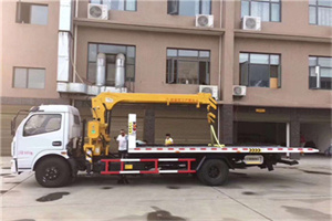 沿河附近汽车轮胎更换